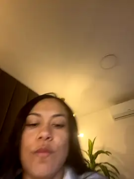 TiffanyyLam online show from 10.29.25