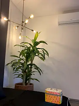 TiffanyyLam online show from 10.30.25