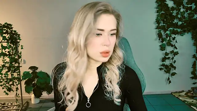 Snapshot of AdelLoyss chatting on 10.18.25 AdelLoyss online show from 10.18.25