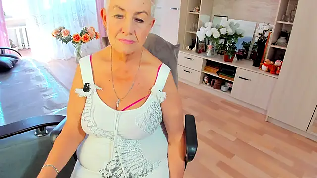 Snapshot of HotandMature chatting on 07.30.26 HotandMature online show from 07.30.26