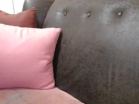 Snapshot of bustylaura4u chatting on 03.25.26 bustylaura4u online show from 03.25.26