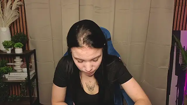 Snapshot of LauraHale chatting on 11.07.25 LauraHale online show from 11.07.25