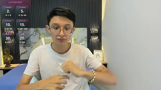 SantiagoRusso18 online show from 09.30.25