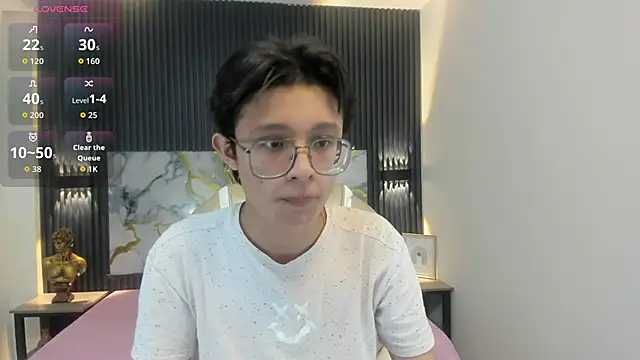 SantiagoRusso18 online show from 11.17.25