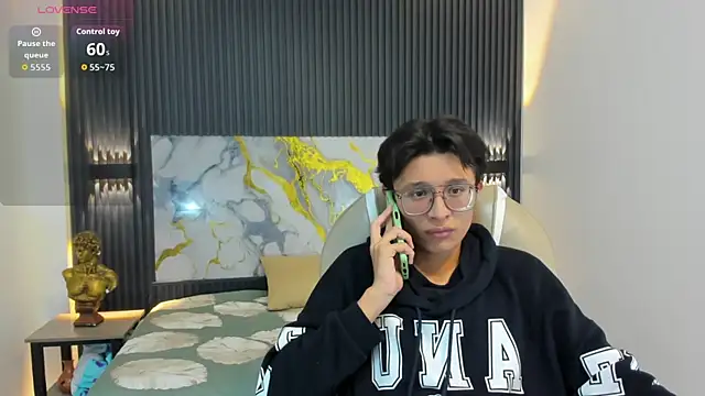 SantiagoRusso18 online show from 11.21.25