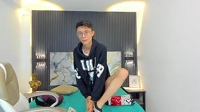 SantiagoRusso18 online show from 12.22.25