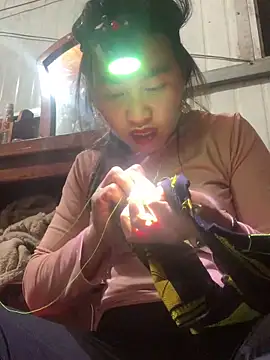 tuyetnhi-00 online show from 12.22.25