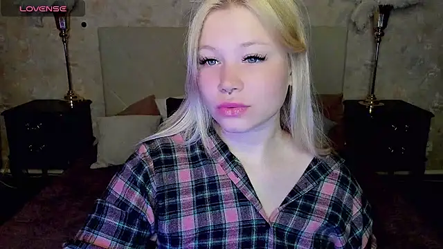 Snapshot of Diana_Dream chatting on 09.24.25 Diana Dream online show from 09.24.25