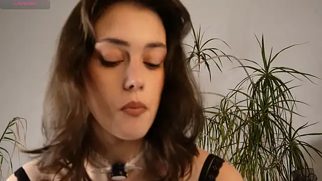 Snapshot of ttragedienne chatting on 10.16.25 ttragedienne online show from 10.16.25