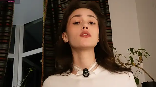 Snapshot of ttragedienne chatting on 10.27.25 ttragedienne online show from 10.27.25