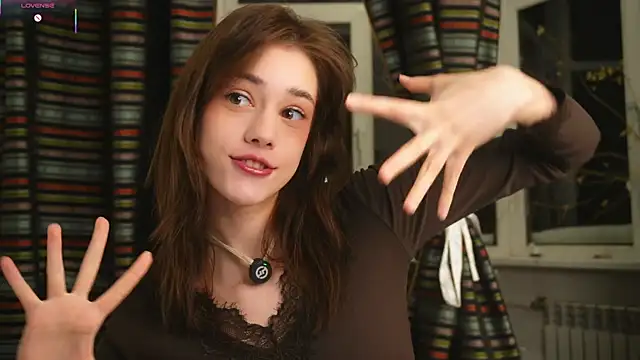 Snapshot of ttragedienne chatting on 12.21.25 ttragedienne online show from 12.21.25