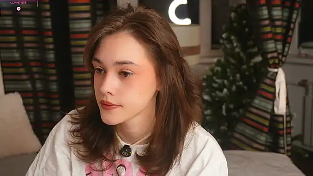 Snapshot of ttragedienne chatting on 12.23.25 ttragedienne online show from 12.23.25