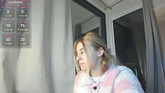 Ella Vee online show from 11.11.25