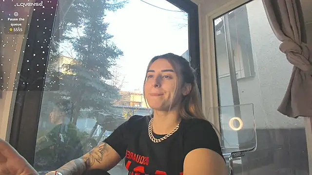 Ella Vee online show from 12.19.25