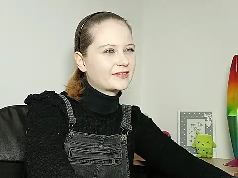 Snapshot of LydiaYoung chatting on 10.16.25 LydiaYoung online show from 10.16.25