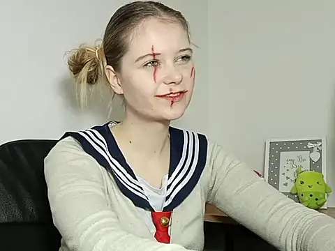 Snapshot of LydiaYoung chatting on 10.31.25 LydiaYoung online show from 10.31.25