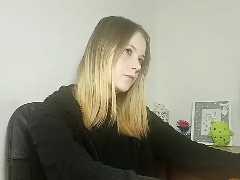 Snapshot of LydiaYoung chatting on 11.06.25 LydiaYoung online show from 11.06.25