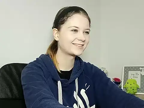 Snapshot of LydiaYoung chatting on 11.07.25 LydiaYoung online show from 11.07.25