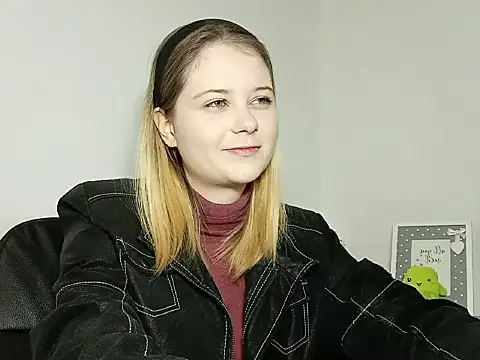 Snapshot of LydiaYoung chatting on 11.11.25 LydiaYoung online show from 11.11.25