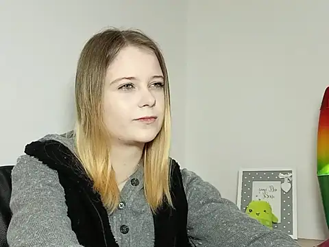 Snapshot of LydiaYoung chatting on 11.14.25 LydiaYoung online show from 11.14.25