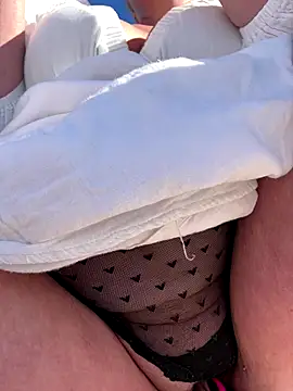 Snapshot of Horny_mom40 chatting on 09.23.25 Horny mom40 online show from 09.23.25