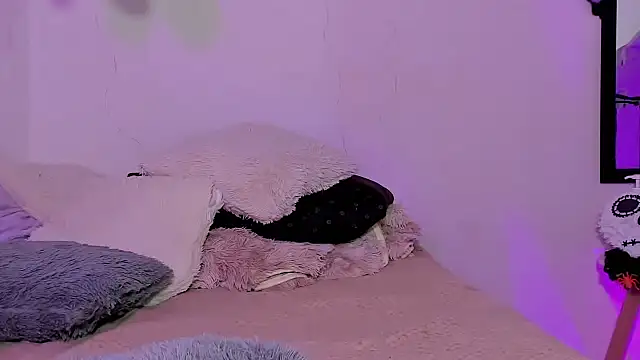 Naomi Flame online show from 11.05.25