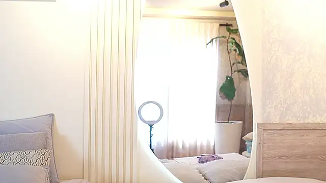 Tayler Kim online show from 10.27.25