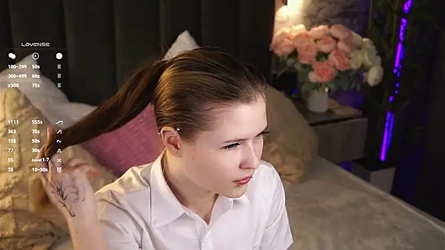 Snapshot of LynHillaire chatting on 05.04.26 LynHillaire online show from 05.04.26