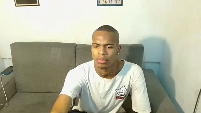 Snapshot of criss_zuri chatting on 10.06.25 criss zuri online show from 10.06.25