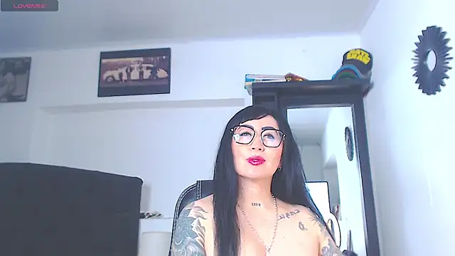 Snapshot of Vicky_hotmilf chatting on 07.06.26 Vicky hotmilf online show from 07.06.26
