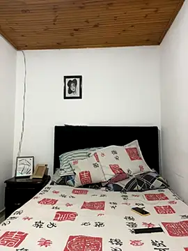 Snapshot of coupledesire18 chatting on 10.30.25 coupledesire18 online show from 10.30.25