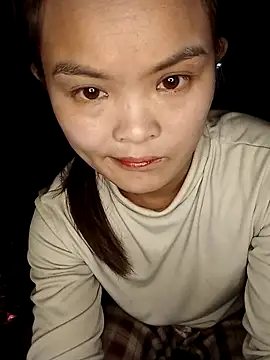 Snapshot of xinhxinhcute chatting on 12.14.25 xinhxinhcute online show from 12.14.25