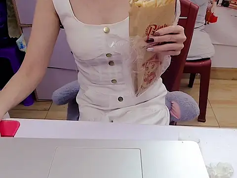 Snapshot of Funnygirl_9x chatting on 12.15.25 Funnygirl 9x online show from 12.15.25