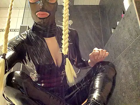 Snapshot of latexluisa chatting on 04.15.26 latexluisa online show from 04.15.26
