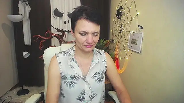 AvaSaturnian online show from 10.19.25