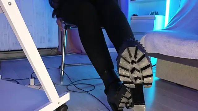 Snapshot of CruelSiren chatting on 10.29.25 CruelSiren online show from 10.29.25