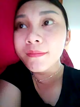 Snapshot of Almond-cute chatting on 10.27.25 Almond-cute online show from 10.27.25