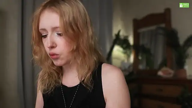 Snapshot of rosy_petal chatting on 09.18.25 rosy petal online show from 09.18.25