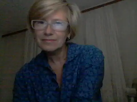 Snapshot of LucyLewisX chatting on 10.10.25 LucyLewisX online show from 10.10.25