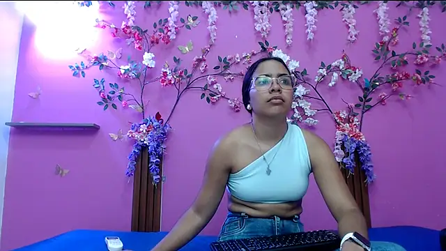 skinnysofia18 online show from 04.13.26