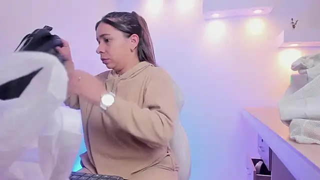 CataleyaAmaya online show from 10.25.25