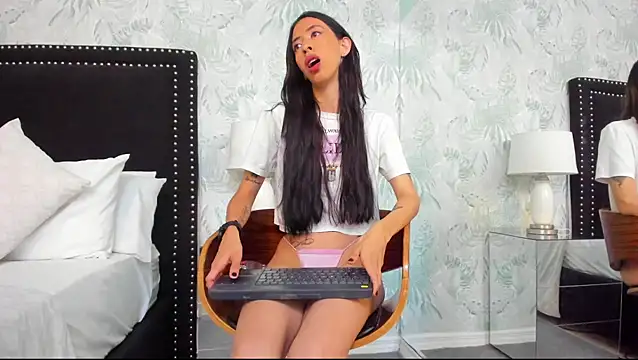 Snapshot of Kendal_Foxxx chatting on 10.27.25 Kendal Foxxx online show from 10.27.25