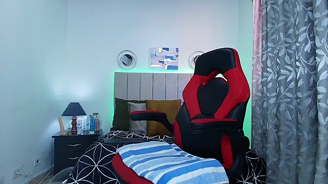 Naomi Redd online show from 09.12.25