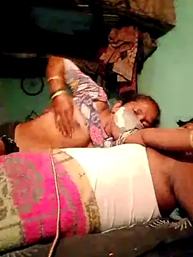 Snapshot of CUTE-004 chatting on 10.05.25 CUTE-004 online show from 10.05.25