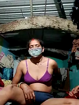 Snapshot of CUTE-004 chatting on 10.26.25 CUTE-004 online show from 10.26.25