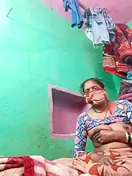 Snapshot of CUTE-004 chatting on 11.05.25 CUTE-004 online show from 11.05.25