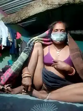 Snapshot of CUTE-004 chatting on 11.10.25 CUTE-004 online show from 11.10.25