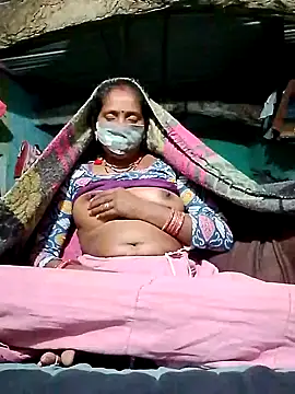 Snapshot of CUTE-004 chatting on 11.15.25 CUTE-004 online show from 11.15.25