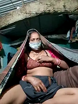 Snapshot of CUTE-004 chatting on 11.18.25 CUTE-004 online show from 11.18.25