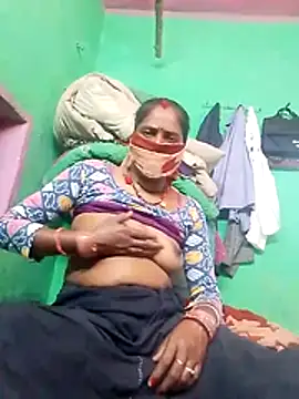 Snapshot of CUTE-004 chatting on 11.20.25 CUTE-004 online show from 11.20.25